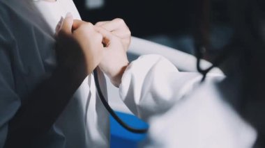 Hastanede steteskop tutan bir doktorun elini yakın plan, tıbbi konsept..