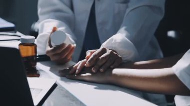 Kapat. Doktorlar ofiste çalışıyor.