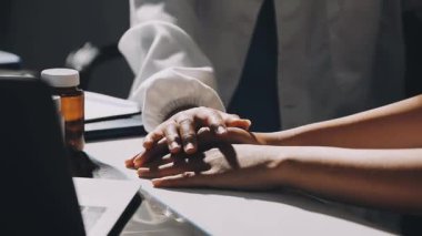 Bir adamın elini bir doktorla kapat.