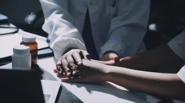 Yakın plan - doktor eli tıbbi eldiven takıyor