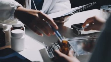 Doktor elinde şırıngayla ilaç tutuyor..