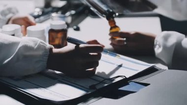 Modern ofisteki masada çalışan profesyonel bir tıp çalışanı.