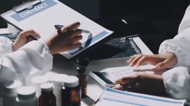 Eczanede dijital tablet kullanan profesyonel tıbbi personel