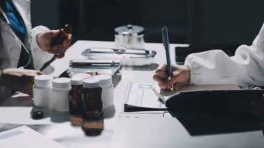 Test tüpüyle çalışan bir laboratuvar çalışanı.