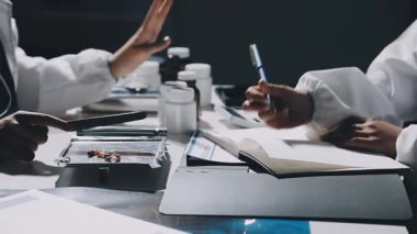 Hastane ofisinde çalışan profesyonel erkek doktor. Tıbbi doktor ve hasta dijital tablet ve hasta tıbbi ekipmanları kullanıyor. Doktor mesleği. ilaç sağlık hizmeti konsepti.