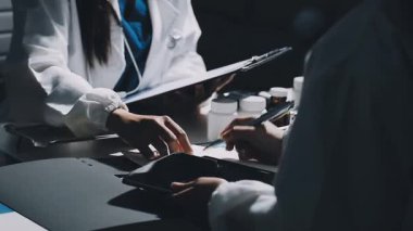 Dijital tableti tutan doktorun elini kapat