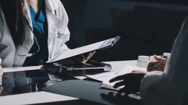 Hastane ofisinde dijital tablet kullanan doktor.