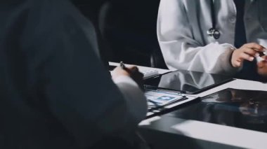 Yakın çekim. Doktor hastane ofisinde tablet kullanıyor.