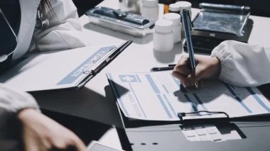 Hastanedeki iş yerinde otururken tablet bilgisayar kullanan kadın doktoru kapat