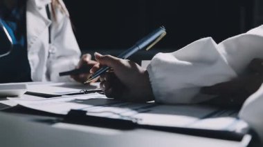 Tablet ve steteskoplu beyaz önlüklü doktor.