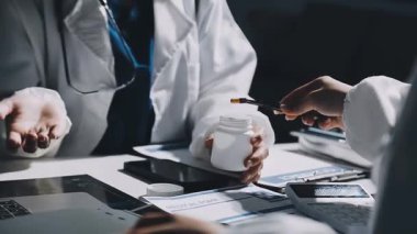 Ofiste çalışan doktorlar var..