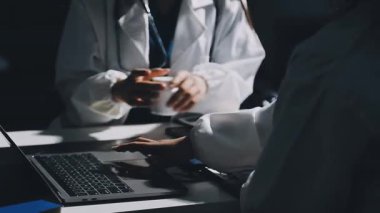 İşte bilgisayar kullanan bir doktor.