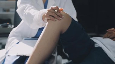 Genç kadın doktor holding stetoskop