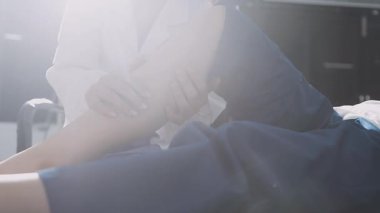 Doktor hasta koğuşunda.