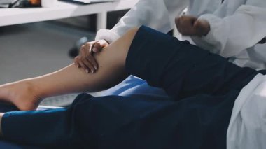 Doktor hasta bacağını kontrol ediyor..