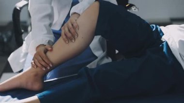Doktor klinikte bacak masajı yapıyor.