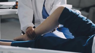 Doktor hastanın nabzını kontrol ediyor.