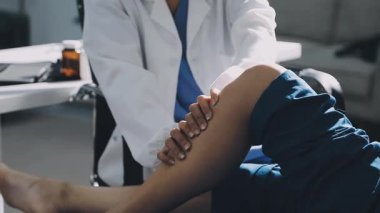 Hastanedeki hastayı muayene eden doktor.