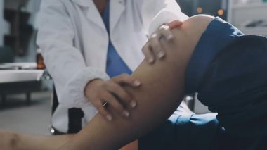 Kapalı - Klinikte, sağlık hizmetlerinde, doktor elinin dizine dokunması