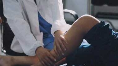 Hastanedeki ve hastadaki doktor. Tıbbi konsept. Sağlık ve İlaç Hizmetleri. Doktor.
