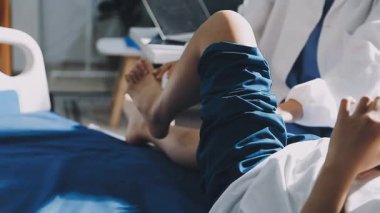 Doktor, hastanede steteskopla hastayı muayene ediyor. tıbbi sağlık hizmetleri