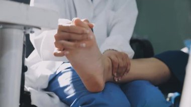 Doktor hastaneye ayak basıyor.