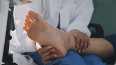 Klinikteki hastanın ayağına yakın çekim..