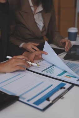 Muhasebe şirketi kazançlı nakit akışı için finansman ve vergilendirme planlaması, ofiste çalışan denetçi ve muhasebeci ekibi, mali verileri ve muhasebe kayıtlarını hesap makinesiyle analiz eder.