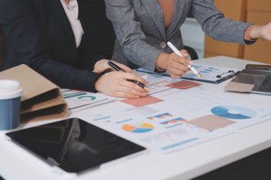 Muhasebe şirketi kazançlı nakit akışı için finansman ve vergilendirme planlaması, ofiste çalışan denetçi ve muhasebeci ekibi, mali verileri ve muhasebe kayıtlarını hesap makinesiyle analiz eder.