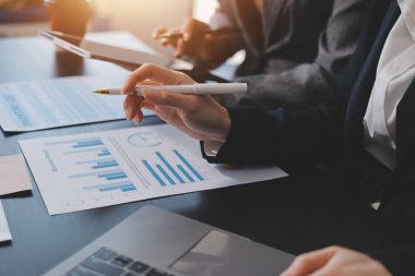 Muhasebe şirketi kazançlı nakit akışı için finansman ve vergilendirme planlaması, ofiste çalışan denetçi ve muhasebeci ekibi, mali verileri ve muhasebe kayıtlarını hesap makinesiyle analiz eder.