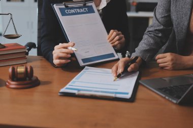 Yargıç Gavin ve Adalet Avukatları hukuk firmasının arka planında takım toplantısı yapıyorlar. Hukuk ve Hukuk Hizmetleri kavramları.