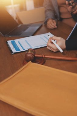 Yargıç Gavin ve Adalet Avukatları hukuk firmasının arka planında takım toplantısı yapıyorlar. Hukuk ve Hukuk Hizmetleri kavramları.