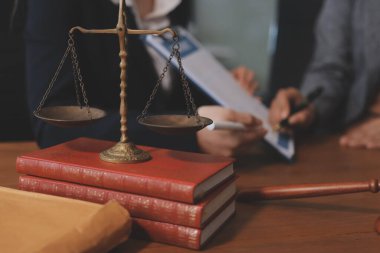 Yargıç Gavin ve Adalet Avukatları hukuk firmasının arka planında takım toplantısı yapıyorlar. Hukuk ve Hukuk Hizmetleri kavramları.