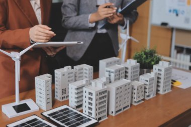 İş adamları arasında güneş pili paneli teknolojisi ve Güneş Enerjisi Çevre Kenti kavramındaki son gelişmeler üzerine tartışma.