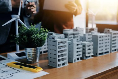 İş adamları arasında güneş pili paneli teknolojisi ve Güneş Enerjisi Çevre Kenti kavramındaki son gelişmeler üzerine tartışma.