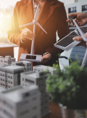 İş adamları arasında güneş pili paneli teknolojisi ve Güneş Enerjisi Çevre Kenti kavramındaki son gelişmeler üzerine tartışma.