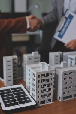 İş adamları arasında güneş pili paneli teknolojisi ve Güneş Enerjisi Çevre Kenti kavramındaki son gelişmeler üzerine tartışma.