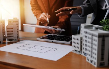 İş adamları arasında güneş pili paneli teknolojisi ve Güneş Enerjisi Çevre Kenti kavramındaki son gelişmeler üzerine tartışma.