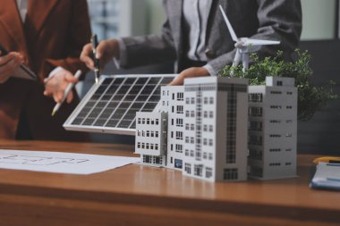 İş adamları arasında güneş pili paneli teknolojisi ve Güneş Enerjisi Çevre Kenti kavramındaki son gelişmeler üzerine tartışma.