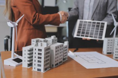 İş adamları arasında güneş pili paneli teknolojisi ve Güneş Enerjisi Çevre Kenti kavramındaki son gelişmeler üzerine tartışma.