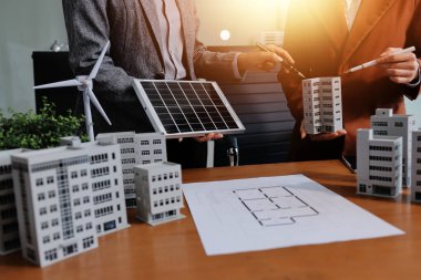 İş adamları arasında güneş pili paneli teknolojisi ve Güneş Enerjisi Çevre Kenti kavramındaki son gelişmeler üzerine tartışma.