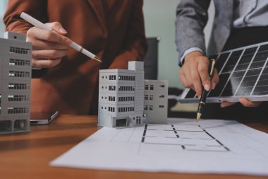 İş adamları arasında güneş pili paneli teknolojisi ve Güneş Enerjisi Çevre Kenti kavramındaki son gelişmeler üzerine tartışma.