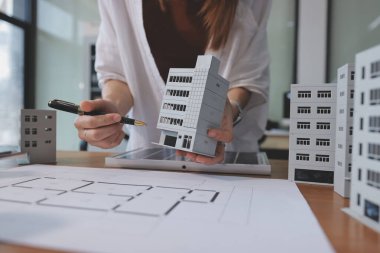 İş adamları arasında güneş pili paneli teknolojisi ve Güneş Enerjisi Çevre Kenti kavramındaki son gelişmeler üzerine tartışma.