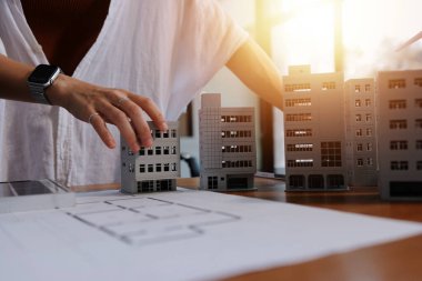 İş adamları arasında güneş pili paneli teknolojisi ve Güneş Enerjisi Çevre Kenti kavramındaki son gelişmeler üzerine tartışma.