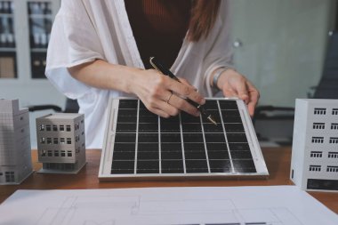 İş adamları arasında güneş pili paneli teknolojisi ve Güneş Enerjisi Çevre Kenti kavramındaki son gelişmeler üzerine tartışma.