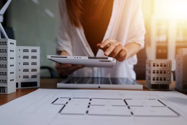 İş adamları arasında güneş pili paneli teknolojisi ve Güneş Enerjisi Çevre Kenti kavramındaki son gelişmeler üzerine tartışma.