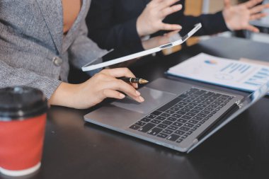 Muhasebe şirketi kazançlı nakit akışı için finansman ve vergilendirme planlaması, ofiste çalışan denetçi ve muhasebeci ekibi, mali verileri ve muhasebe kayıtlarını hesap makinesiyle analiz eder.