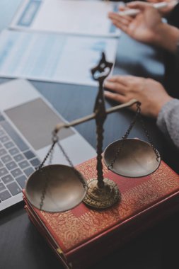 Yargıç Gavin ve Adalet Avukatları hukuk firmasının arka planında takım toplantısı yapıyorlar. Hukuk ve Hukuk Hizmetleri kavramları.