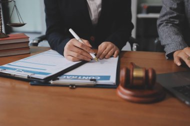 Yargıç Gavin ve Adalet Avukatları hukuk firmasının arka planında takım toplantısı yapıyorlar. Hukuk ve Hukuk Hizmetleri kavramları.