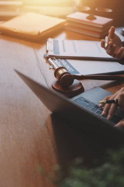 Yargıç Gavin ve Adalet Avukatları hukuk firmasının arka planında takım toplantısı yapıyorlar. Hukuk ve Hukuk Hizmetleri kavramları.